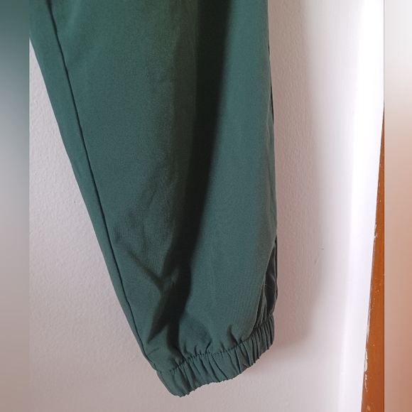 ⚡️SALE⚡️GapFit Reversible Runaround Joggers in 'Green Outdoors', Size Small - Picture 7 of 11